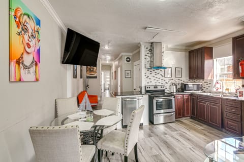 Walk to EaDo Nightlife! Dog-Friendly Houston Haven Apartment in Houston