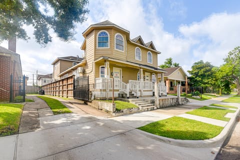Walk to EaDo Nightlife! Dog-Friendly Houston Haven Apartment in Houston