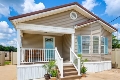 Resort Dock & Boat Ramp: Home w/ Wolf Bay Access House in Alabama