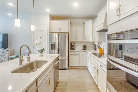 Pool + Shuttle to Ocean! North Myrtle Beach Escape Apartment in North Myrtle Beach