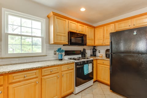 Walk to East Beach: Apt w/ Outdoor Space Apartment in Norfolk