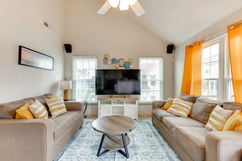 Walk to East Beach: Apt w/ Outdoor Space Apartment in Norfolk