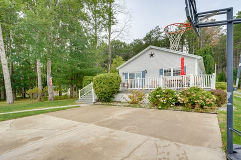 1 Mi to Silver Lake Sand Dunes: Deck, Grill & Yard House in Wisconsin