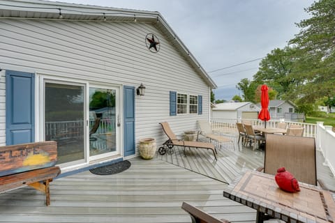 1 Mi to Silver Lake Sand Dunes: Deck, Grill & Yard House in Wisconsin