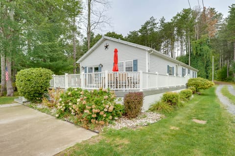 1 Mi to Silver Lake Sand Dunes: Deck, Grill & Yard House in Wisconsin