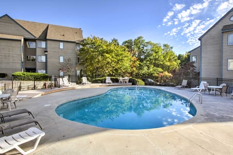 Indoor & Outdoor Pool Access! Condo 3 Mi to GSMNP Apartment in Gatlinburg