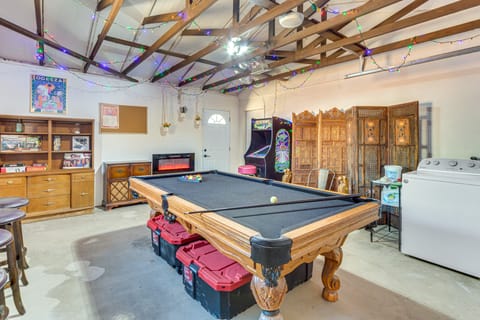 6 Mi to Joshua Tree NP! Mtn-View Gem w/ Game Room House in Joshua Tree