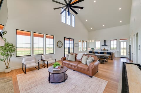 Rural Home w/ Hot Tub < 7 Mi to Winery & Golfing House in Oklahoma