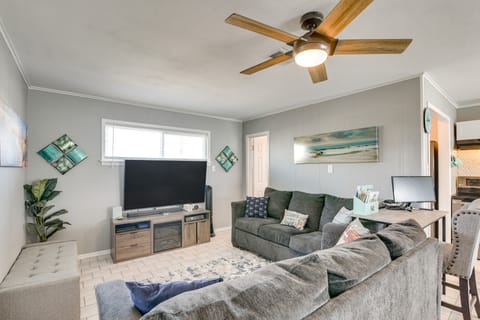 Private Bayfront Access 10 Mi to Galveston Beaches House in La Marque