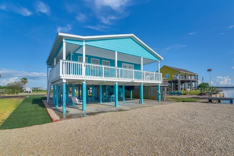 Private Bayfront Access 10 Mi to Galveston Beaches House in La Marque