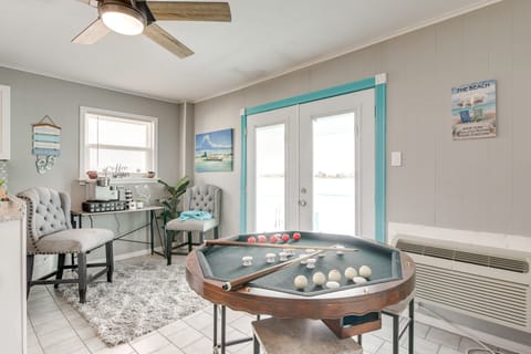 Private Bayfront Access 10 Mi to Galveston Beaches House in La Marque