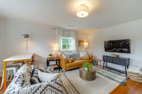 Shop, Dine & Unwind: Dtwn Blowing Rock Retreat! Apartment in Blowing Rock