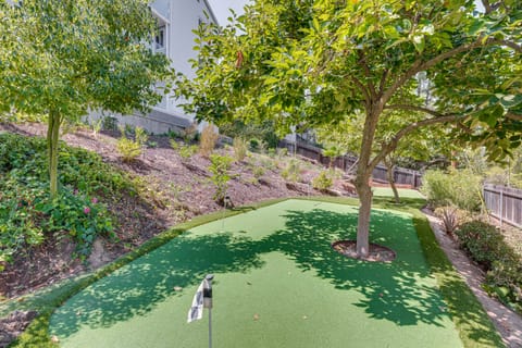 2 Mi to Rose Bowl Stadium: Mtn-View Gem w/ Patio House in Eagle Rock