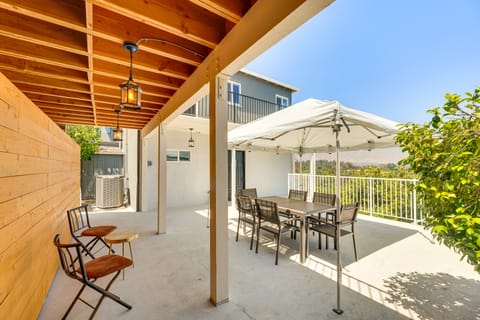 2 Mi to Rose Bowl Stadium: Mtn-View Gem w/ Patio House in Eagle Rock