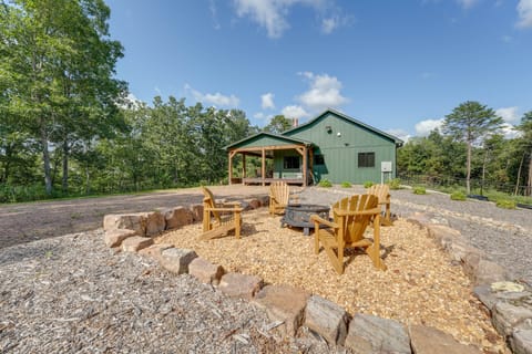 400 Acres on Lavender Mtn: Getaway w/ Hot Tub! House in Alabama
