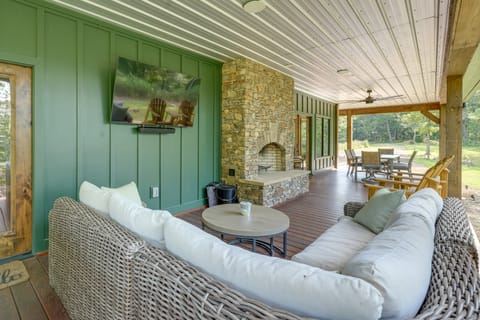 400 Acres on Lavender Mtn: Getaway w/ Hot Tub! House in Alabama