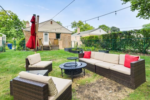 Pet-Friendly Abode, 2 Mi to Dtwn Evanston! House in Evanston