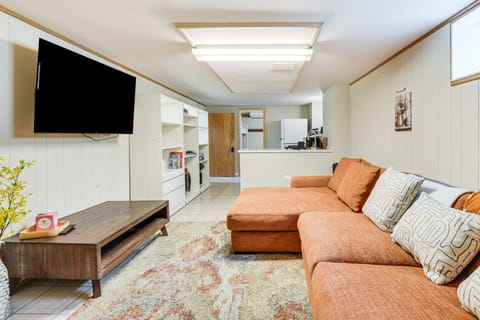 Pet-Friendly Abode, 2 Mi to Dtwn Evanston! House in Evanston