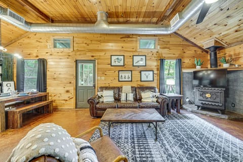 3 Mi to Beavers Bend State Park: Wooded Hideaway! House in Broken Bow