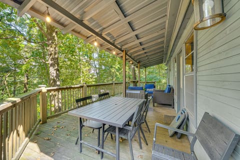 3 Mi to Beavers Bend State Park: Hot Tub Hideaway! House in Broken Bow