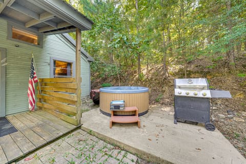 3 Mi to Beavers Bend State Park: Hot Tub Hideaway! House in Broken Bow