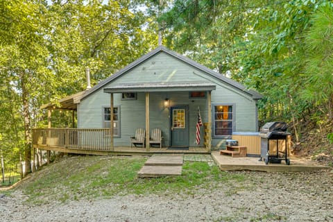 3 Mi to Beavers Bend State Park: Hot Tub Hideaway! House in Broken Bow