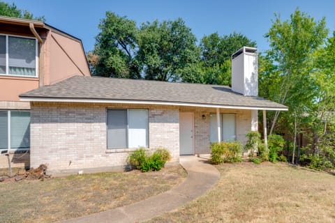 Easy Tailgate Access! Home 3 Mi to College Station Apartment in College Station