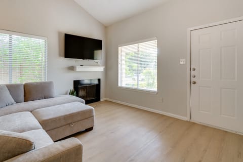 Easy Tailgate Access! Home 3 Mi to College Station Apartment in College Station