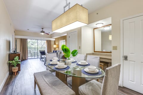 Poolside Oasis: 7 Mi to Disney & Universal Apartment in Orlando