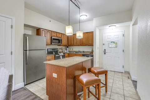 Poolside Oasis: 7 Mi to Disney & Universal Apartment in Orlando