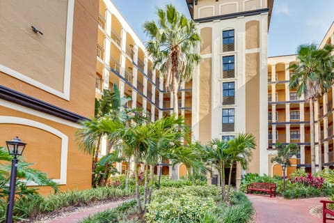 Poolside Oasis: 7 Mi to Disney & Universal Apartment in Orlando