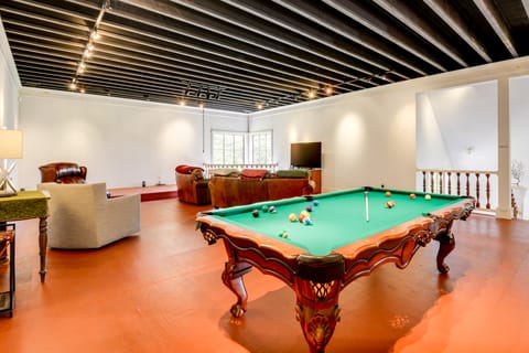 10 Mi to Mt Snow! Grand Estate Built to Entertain House in Wilmington