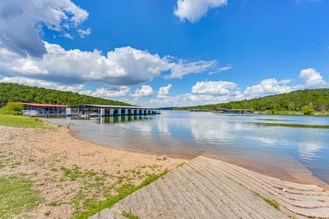 Cozy Cabin w/ Deck & Boat Launch Access in Lampe! House in Table Rock Lake