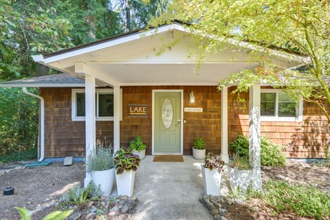 Waterfront Gem on Lake Saint Clair w/ Private Deck House in Washington