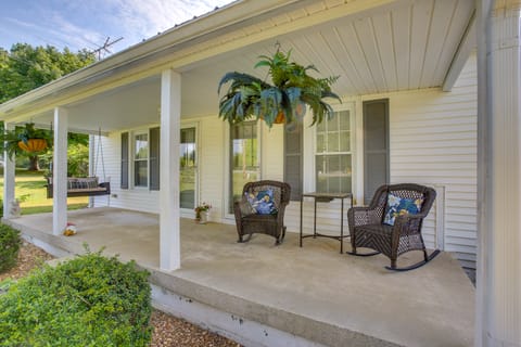 Home 9 Mi to Dtwn Springfield w/ Porch & Yard! House in Tennessee