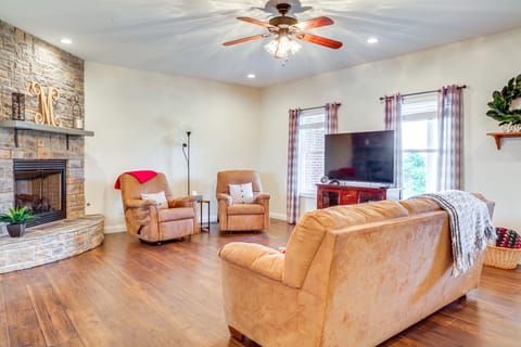 14 Mi to Ark Encounter: Rural Corinth Escape! House in Ohio