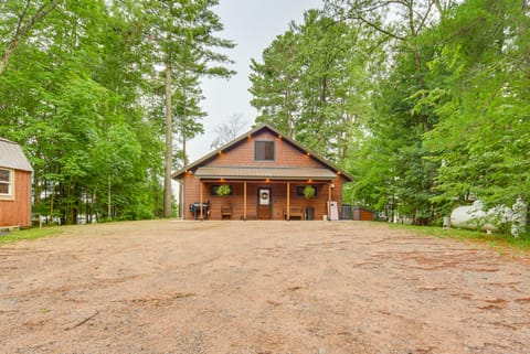 Boat Dock, BBQ & Fireside Fun: Clam Lake Cabin House in Wisconsin