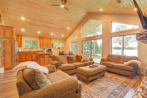 Boat Dock, BBQ & Fireside Fun: Clam Lake Cabin House in Wisconsin