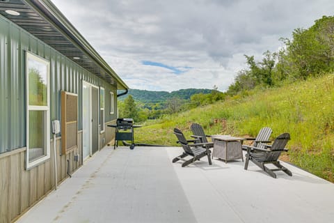 Hike, Fish & Relax: Kickapoo River Cabin! House in Iowa