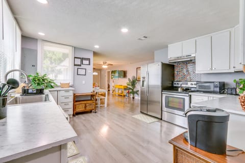 Beachy Home in Heart of Beaufort w/ Pool Access House in Beaufort