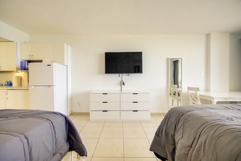 Oceanfront Resort Condo w/ Gym & Waterfront Pool! Apartment in Sunny Isles Beach