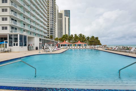Oceanfront Resort Condo w/ Gym & Waterfront Pool! Apartment in Sunny Isles Beach