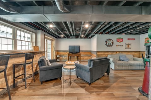 Ski, Skate & Get Cozy Fireside: Crooked Lake Home House in Capital District, NY, USA