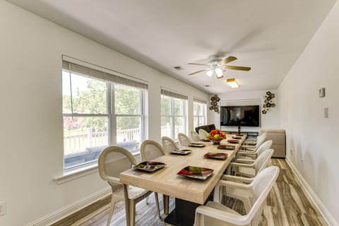 Yard & Dock: Waterfront Group Getaway in Biloxi House in Biloxi