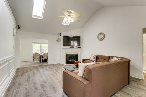 Yard & Dock: Waterfront Group Getaway in Biloxi House in Biloxi