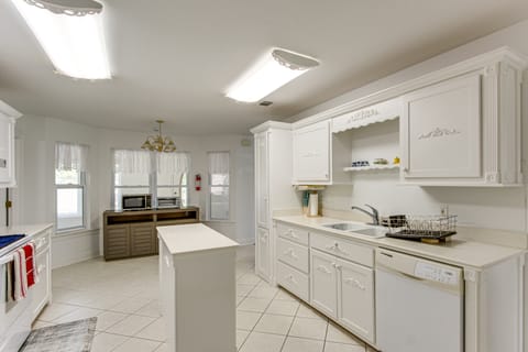 Yard & Dock: Waterfront Group Getaway in Biloxi House in Biloxi