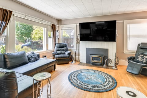 Miracle Mile Stay: Classic Stockton Home w/ Yard! House in Stockton