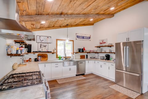 Ski, Skate & Explore: Ultimate Winter Getaway! House in Capital District, NY, USA