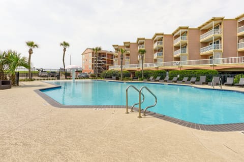 Pool & Hot Tub Access: Beachside Galveston Condo! Apartment in Galveston Island