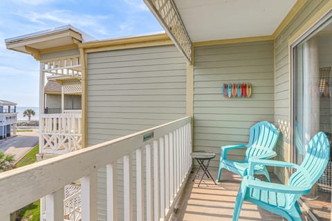 Pool & Hot Tub Access: Beachside Galveston Condo! Apartment in Galveston Island